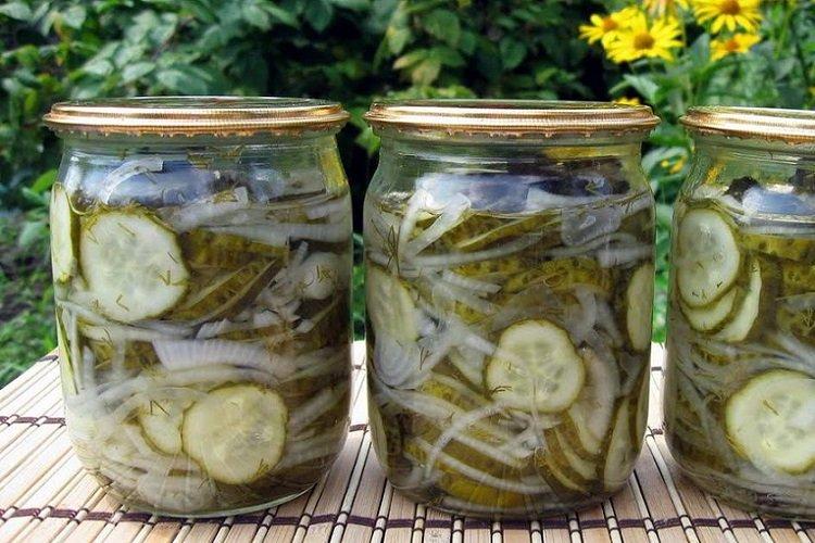 Salade de concombre et d'oignon pour l'hiver