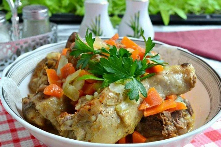 Poulet mijoté aux oignons et carottes