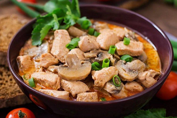 Ragoût de poulet aux champignons