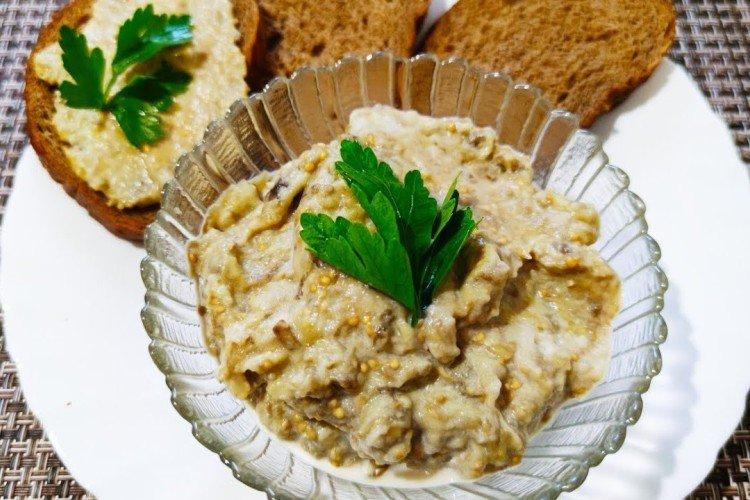 Apéritif d'aubergine avec mayonnaise