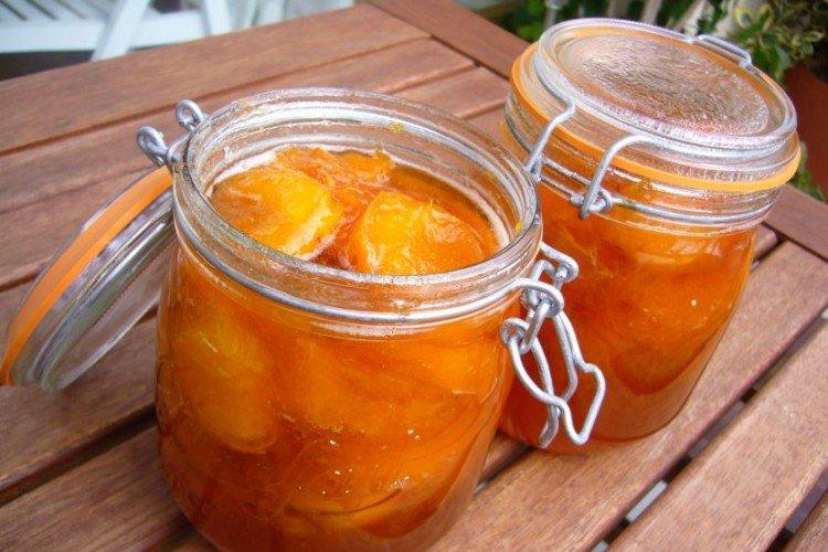 Confiture d'abricots avec des quartiers