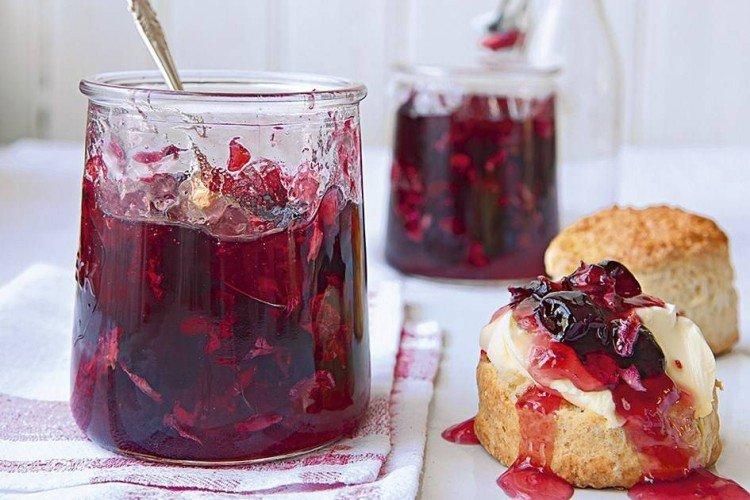 Confiture de cerises aux pétales de rose