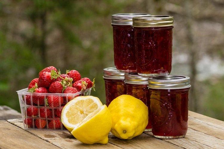 Confiture de fraises au citron pour l'hiver