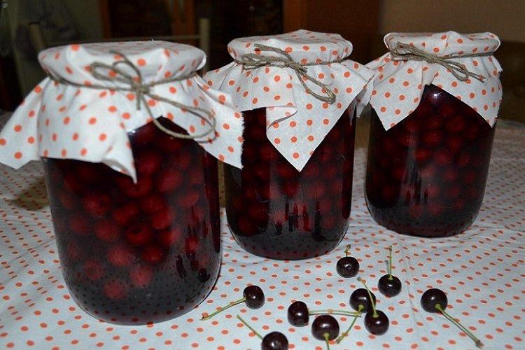 Cerises dénoyautées dans leur jus