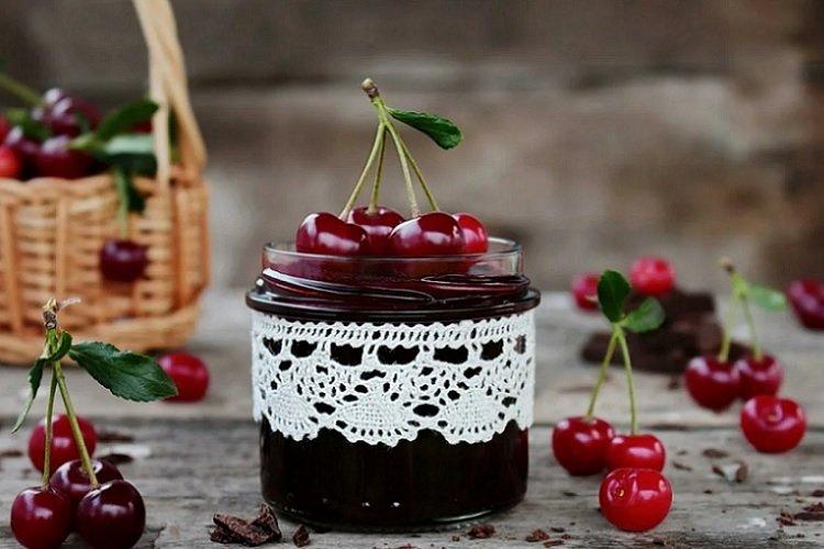 Cerises en conserve dans leur jus