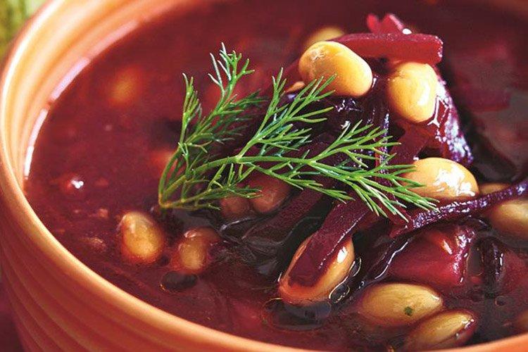 Bortsch aux haricots et tomates en conserve