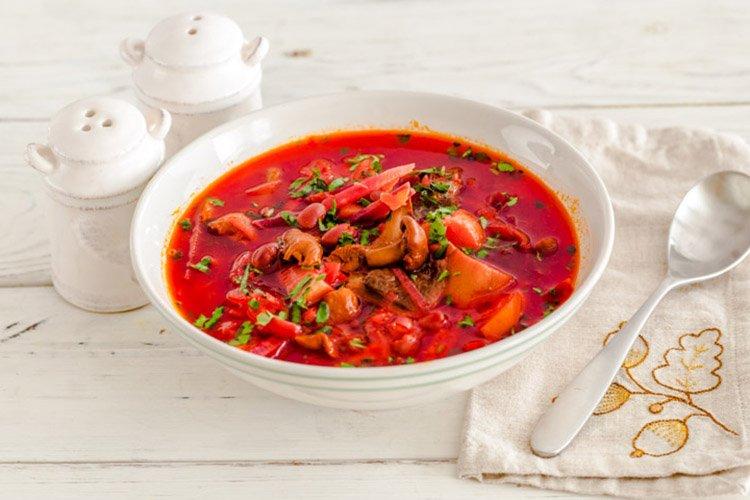 Bortsch avec boulettes de viande et haricots