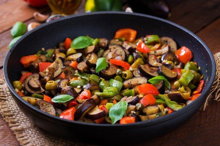 Sauté d'aubergines au poivre et aux olives