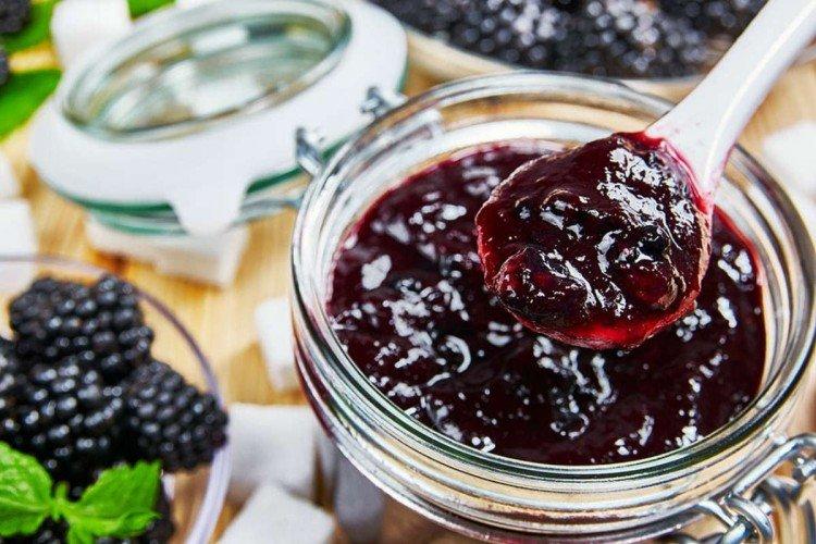 Confiture épaisse de baies forestières