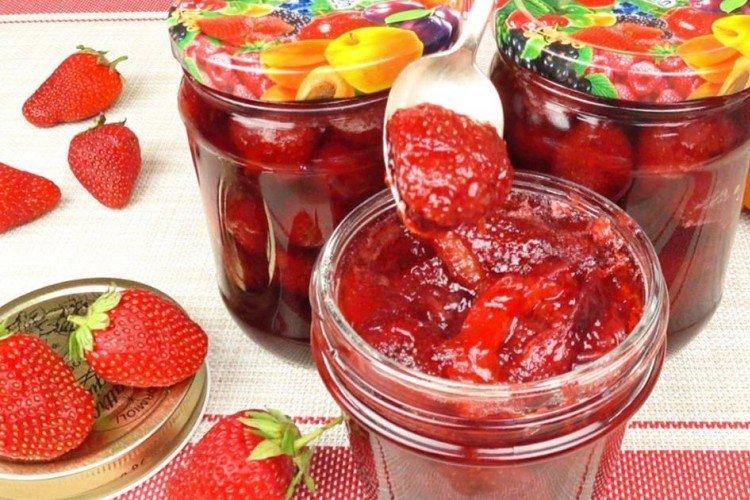 Confiture de fraises aux abricots et rhum