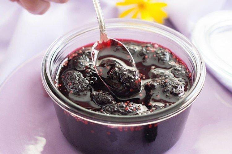 Confiture de mûres avec du sucre