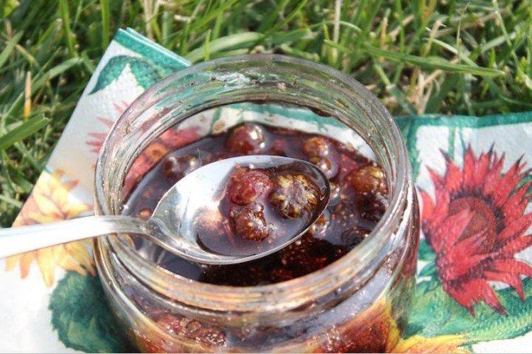 Confiture de fraises avec queues