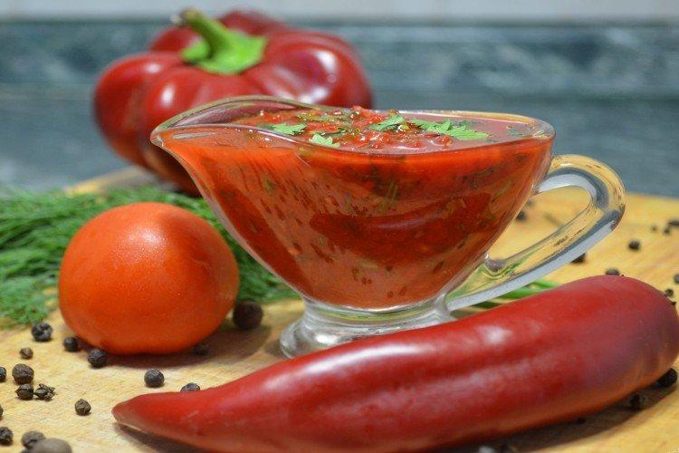 Adjika aux tomates et aux herbes