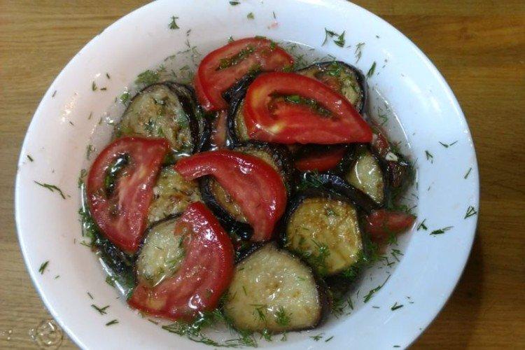 Aubergines marinées aux tomates et à l'ail