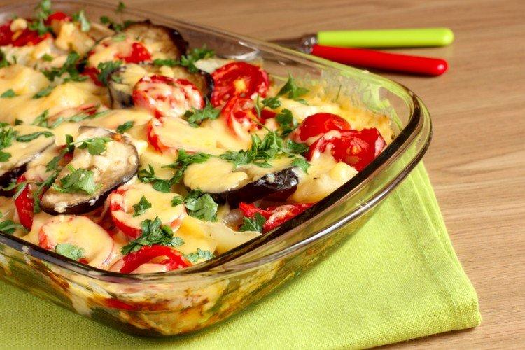 Casserole d'aubergines avec des couches de tomates et d'ail