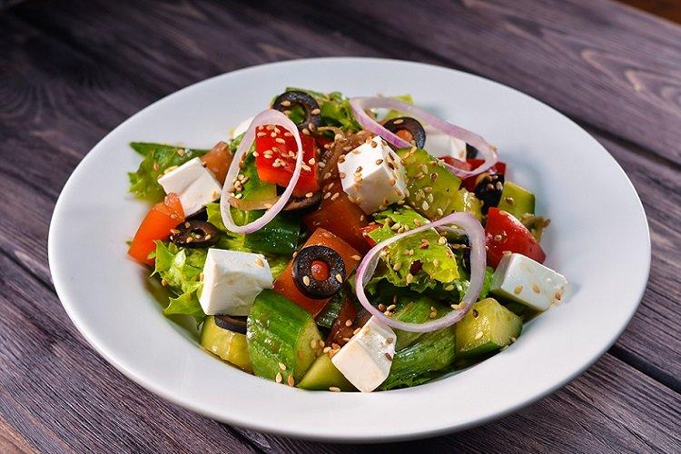 Salade grecque au tofu