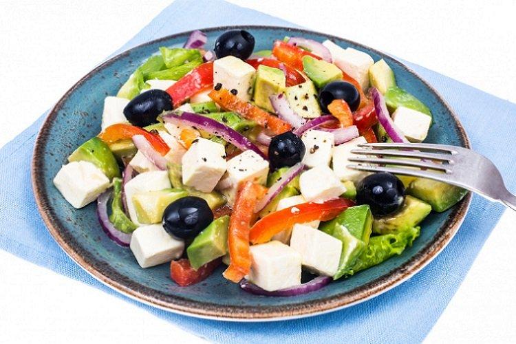 Salade grecque à l'avocat