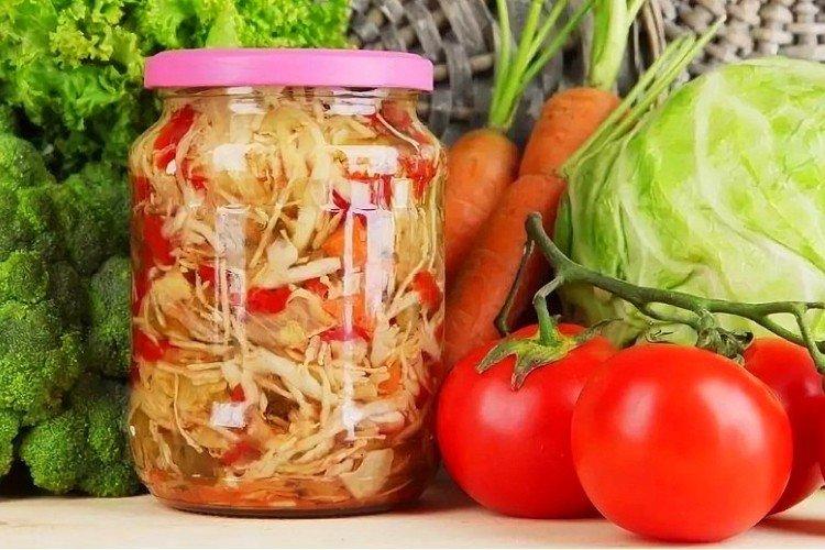 Salade de chou et tomates pour l'hiver