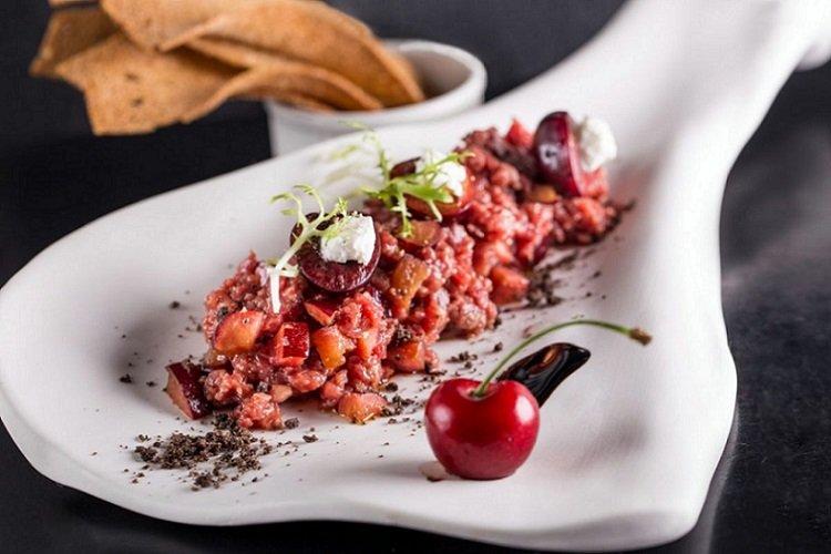 Tartare de boeuf aux cerises