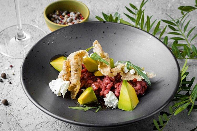 Tartare de boeuf à l'avocat et au chèvre
