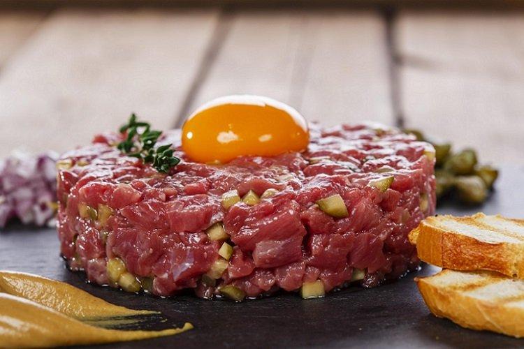 Tartare de boeuf aux cornichons marinés