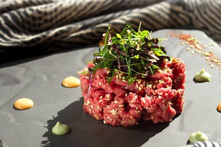 Tartare de boeuf aux graines de sésame