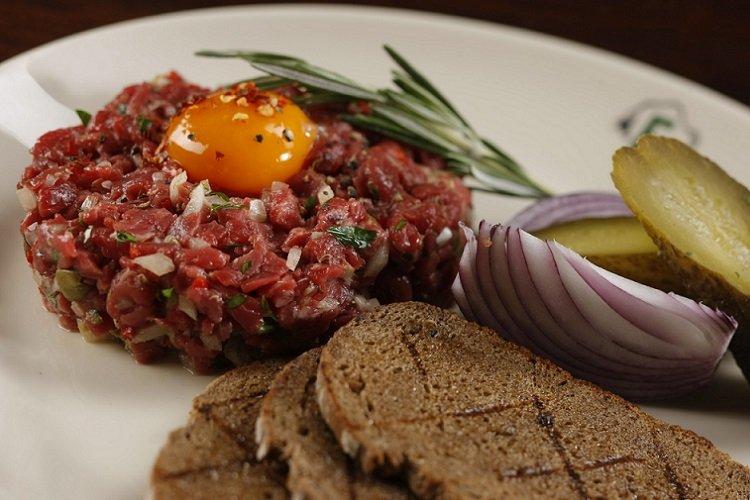 Tartare de boeuf aux champignons marinés