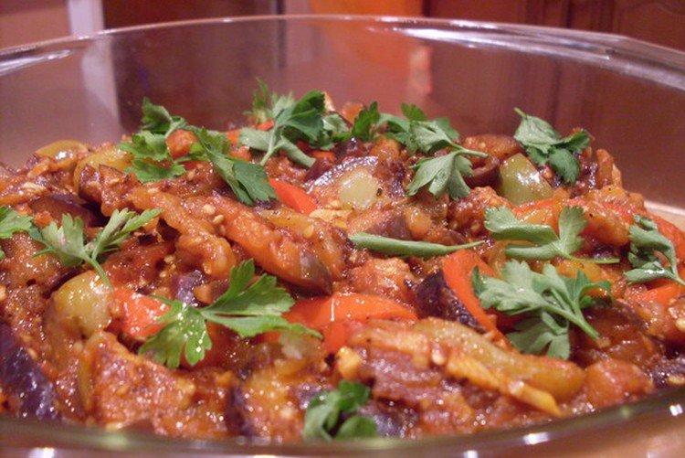 Aubergine aux tomates et noix