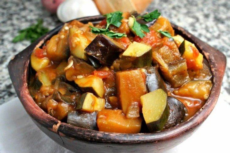 Aubergine aux tomates et légumes