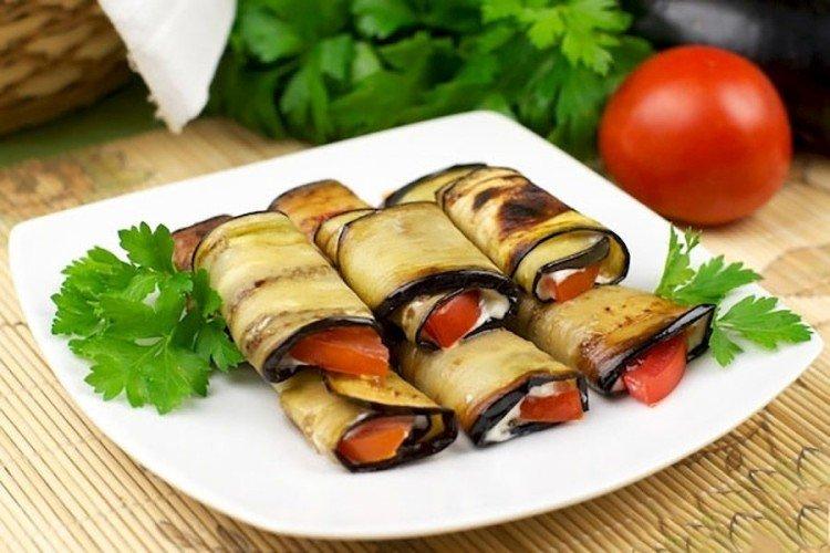 Rouleaux aux aubergines, tomates et mayonnaise