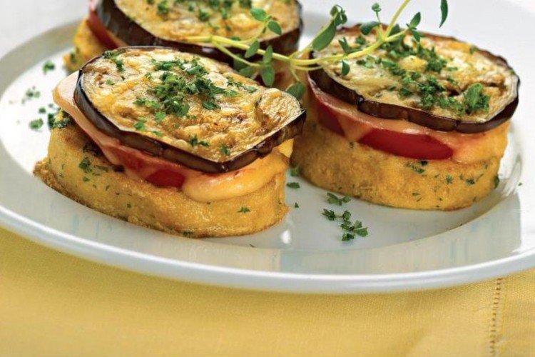 Sandwichs aux aubergines, tomates et mozzarella