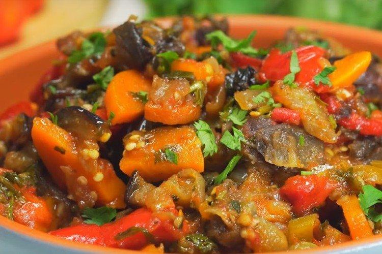 Aubergine aux tomates dans une poêle