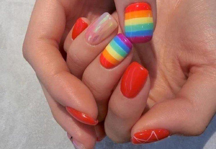 Manucure arc-en-ciel