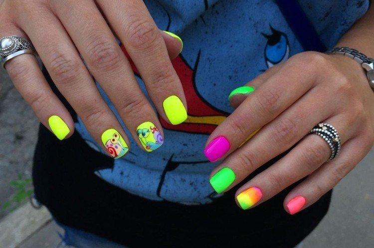 Manucure néon pour ongles courts