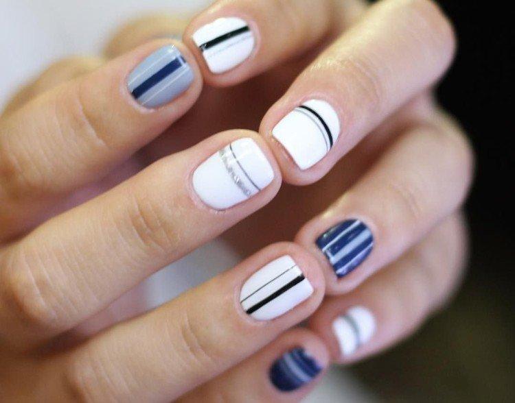 Manucure à rayures pour ongles courts