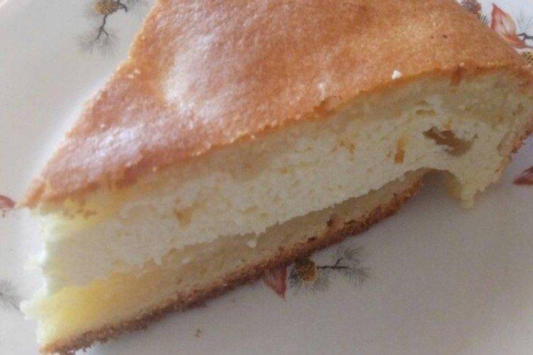 Tarte gelée à la crème sure avec du fromage cottage