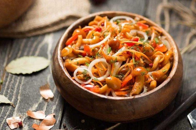 Champignons marinés aux oignons et carottes