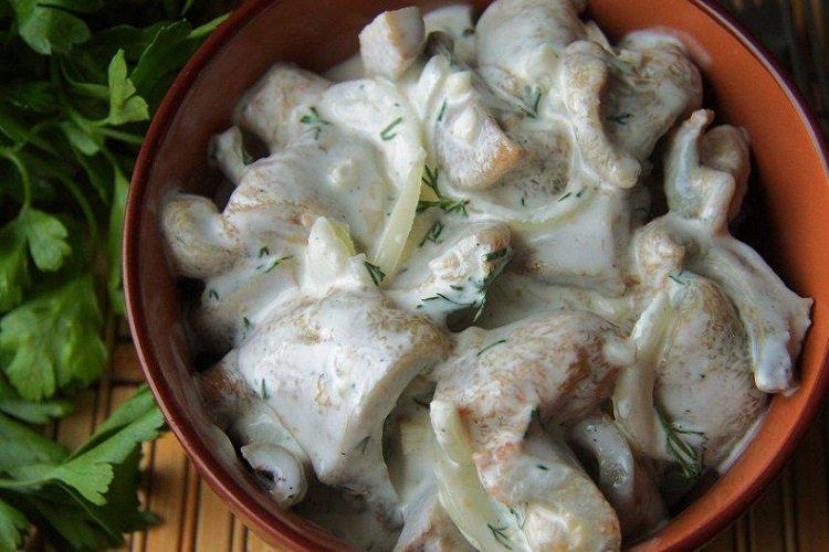 Champignons marinés à la mayonnaise et oignons