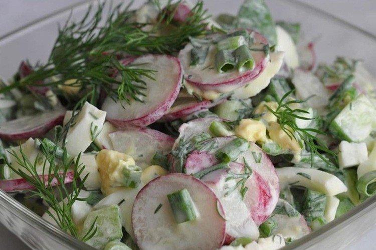 Salade d'oeufs, concombre et radis