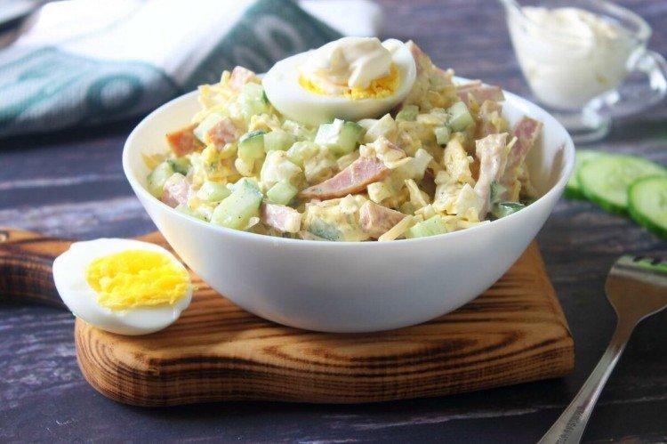 Salade aux oeufs, concombres et jambon