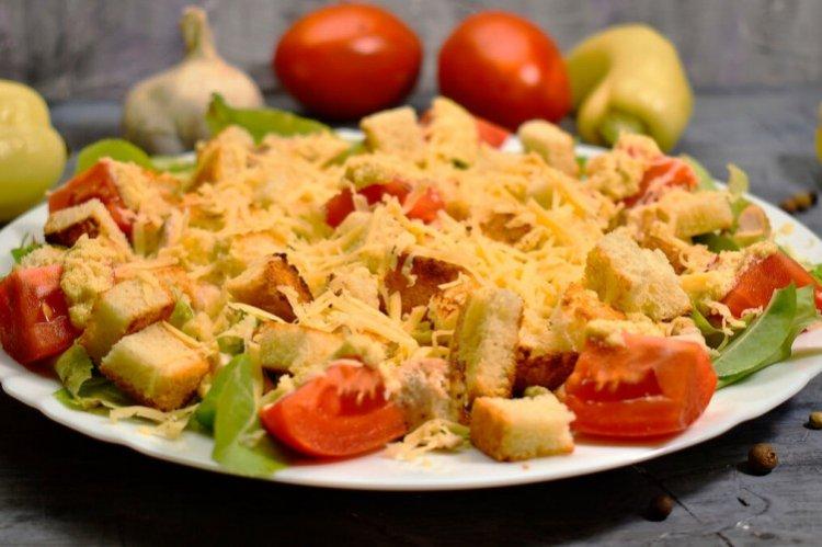 Salade de poivrons et croûtons