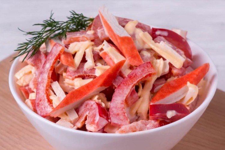 Salade de poivrons et bâtonnets de crabe