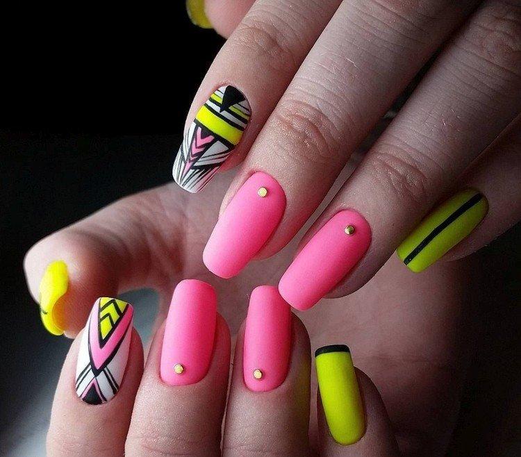 Manucure contrastée aux couleurs néon