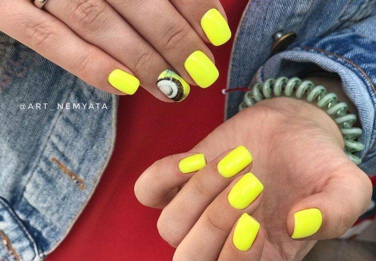 Manucure néon pour ongles courts