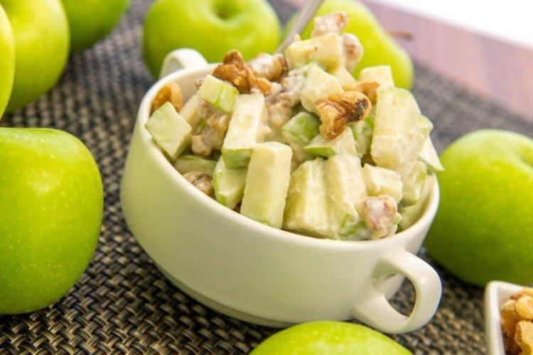 Salade aux noix et pommes