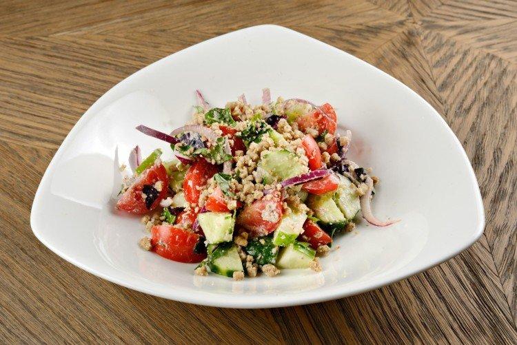 Salade de concombres, tomates et noix