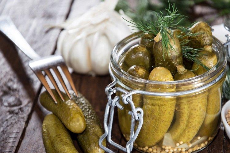 Concombres marinés à la vodka