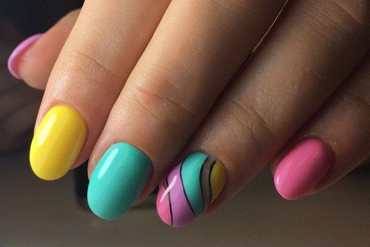 Manucure multicolore avec du noir