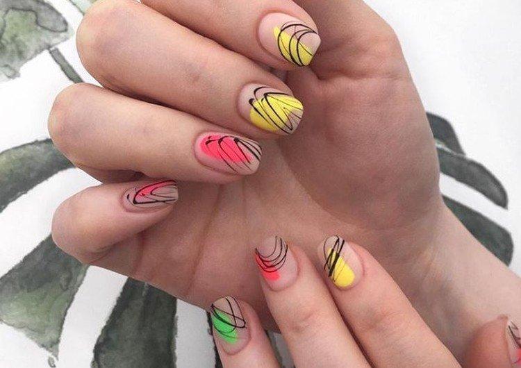 Manucure multicolore avec une toile d'araignée