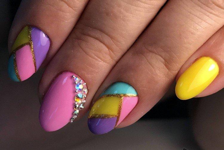 Manucure avec strass